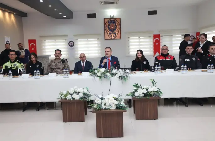 Vali Akbıyık bayramda güvenlik güçleri ile bir araya geldi
