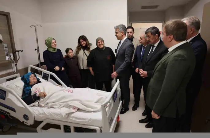 Vali Aydoğdu’dan hastalara ziyaret
