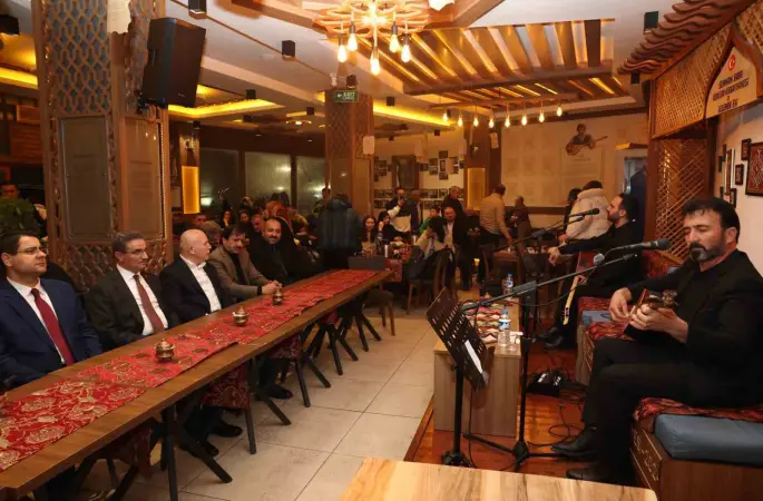 Vali Baruş ve Başkan Sekmen aşıkları dinledi
