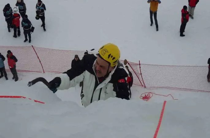 Vali Çiftçi, yapay buz duvarına tırmandı
