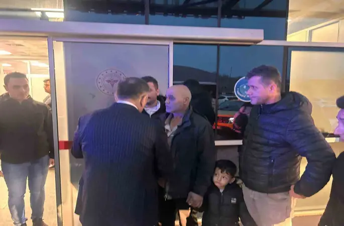 Vali Hacıbektaşoğlu maden ocağındaki göçükte yaralanan işçiyi hastanede ziyaret etti
