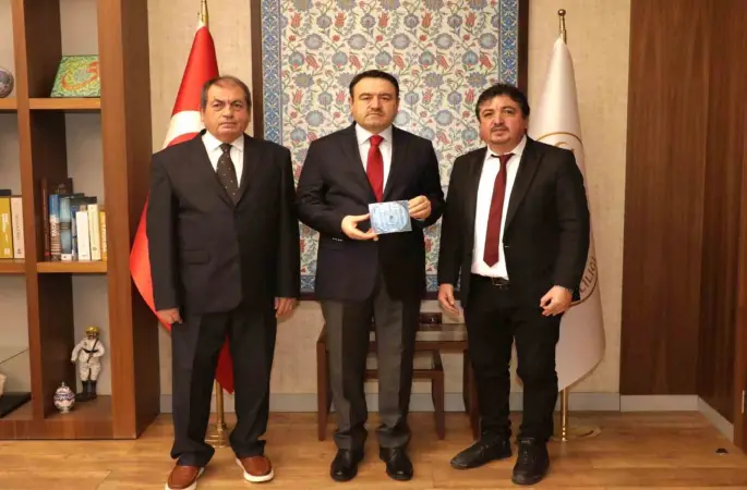 Vali Işın ve Tuğgeneral Baş’a ’Kütahyaspor 60. yıl albümü’ takdim edildi
