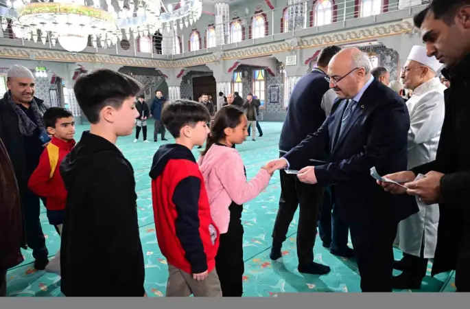 Vali Köşger bayram sevincini görevi başındaki personeller ve vatandaşlarla paylaştı
