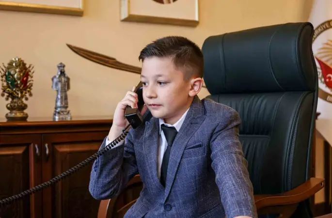 Vali Sözer, 23 Nisan’da makamını minik Yiğit’e devretti.
