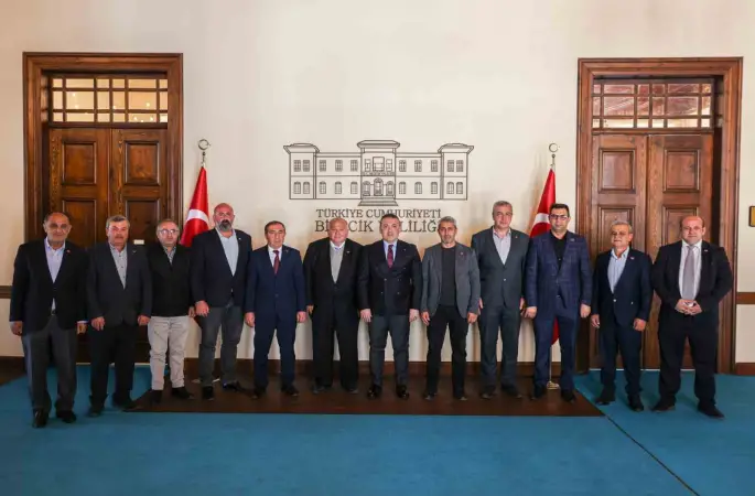 Vali Sözer, muhtarlar derneği yönetimiyle bir araya geldi
