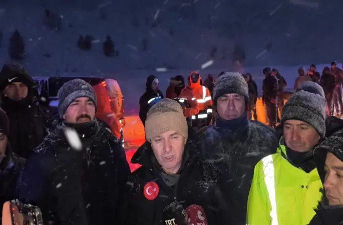 Vali Turan Ergün: "Çığ altındakileri bulmak için çalışmalar yarın sabah yeniden başlayacak"
