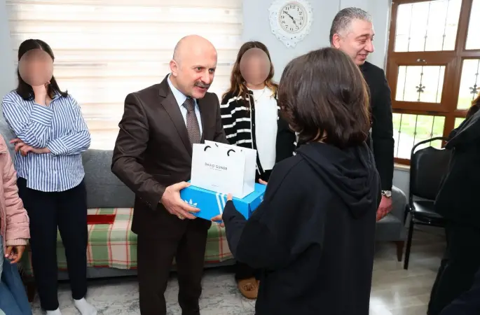 Vali Varol, çocuk evlerinde kalan çocuklara hediyelerini takdim etti
