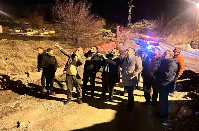 Vali yardımcıları dev kayaların düştüğü bölgede inceleme yaptı
