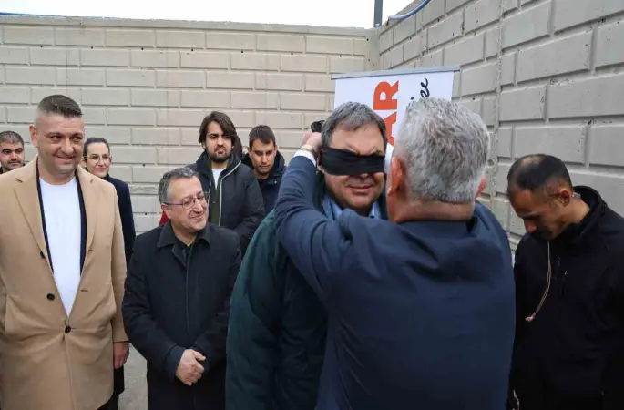 Vali yardımcısı gözleri bağlı araç kullandı
