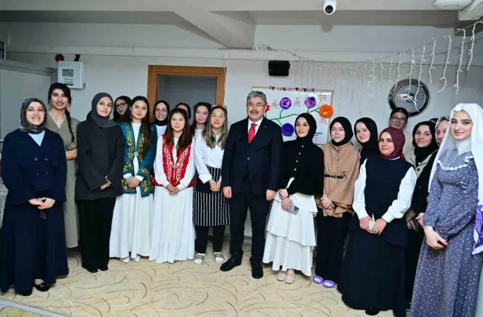 Vali Yılmaz, kız yurdunda kalan uluslararası öğrencilerle iftar yaptı
