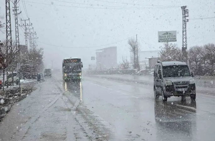 Van’da 11 yerleşim yerinin yolu ulaşıma kapandı
