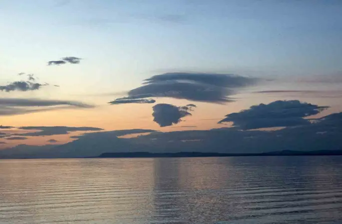 Van’da eşsiz manzara: Gökyüzündeki insan silüeti gölle bütünleşti
