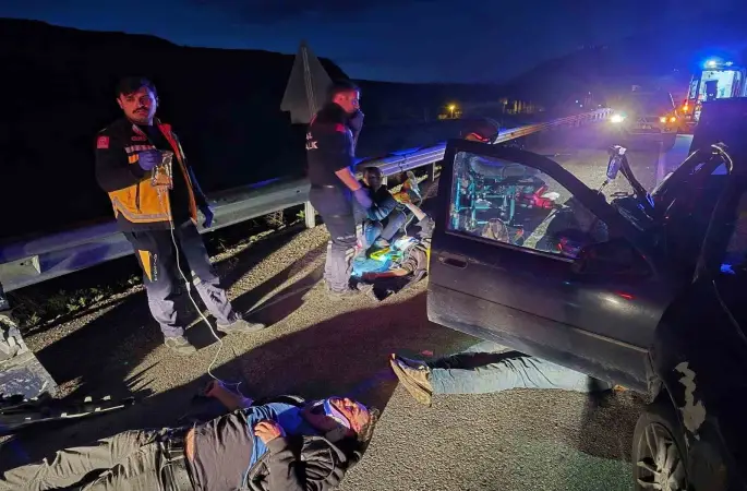 Van’da kaçak göçmenleri taşıyan otomobil kaza yaptı: 7 yaralı
