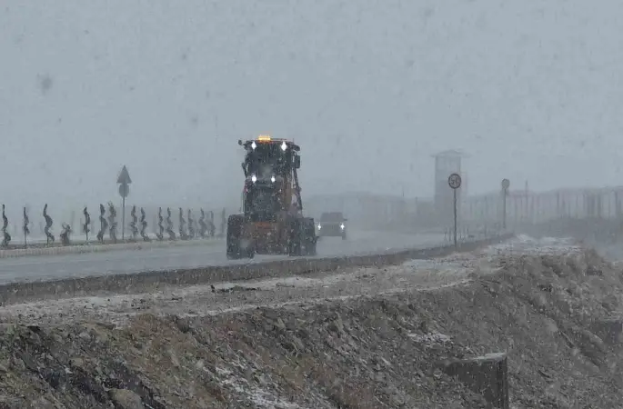 Van’da nisan karı: 93 yerleşim yerinin yolu kapandı, İzmir uçağı inemedi
