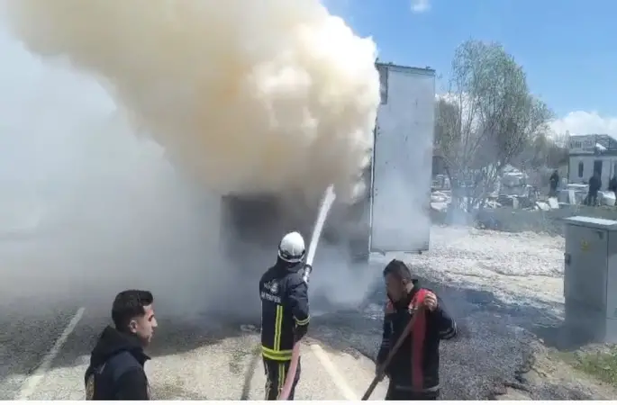 Van’da seyir halindeki tırın dorsesi yandı
