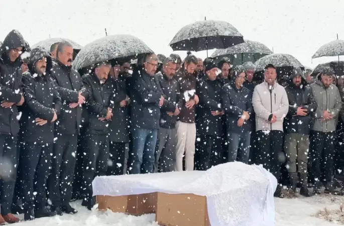 Van’daki kazada hayatını kaybeden aile yan yana defnedildi
