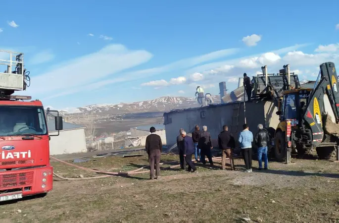 Van’ın Özalp ilçesinde ev yangını
