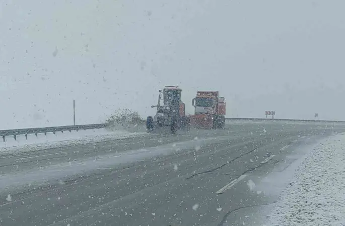 Van’ın yüksek kesimlerde lapa lapa kar yağdı
