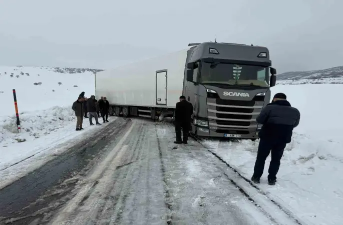 Varto’da kar nedeniyle kayan tır ulaşımı durdurdu

