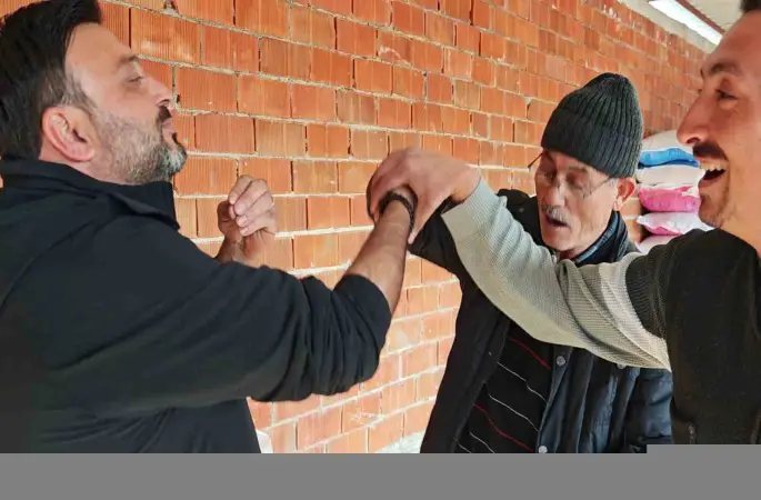 Vatandaşın çiftlik sahibi ile kurban pazarlığı renkli görüntüler oluşturdu
