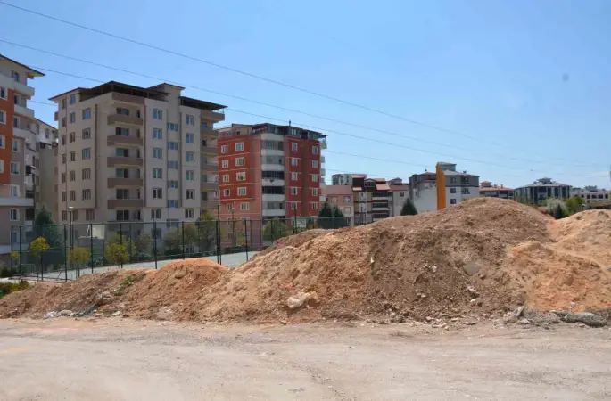 Vatandaşlardan yol kenarına dökülen hafriyatlara tepki
