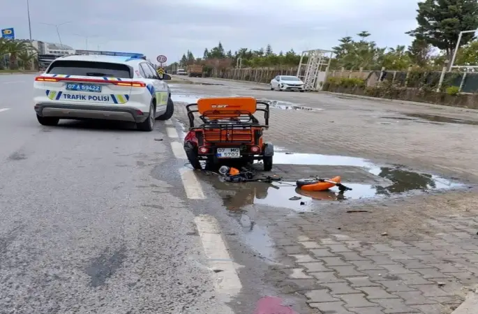 Vinçle çarpışan elektrikli motosikletin Rus uyruklu sürücüsü hayatını kaybetti
