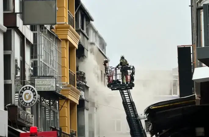 İstanbul Fatih’teki depo yangını güçlükle kontrol altına alındı