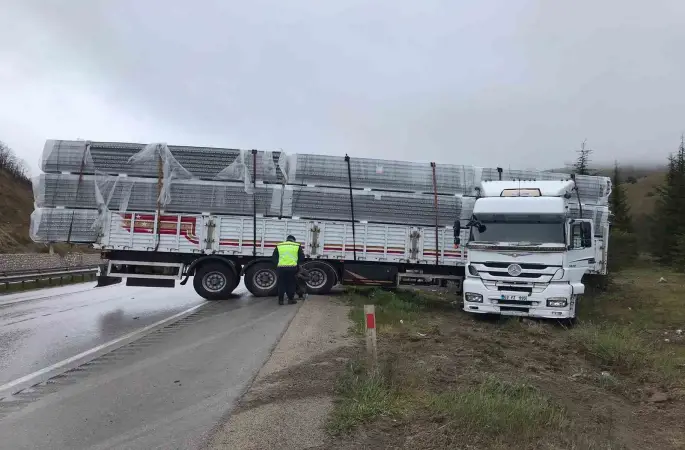 Yağış nedeniyle kayan tır yoldan çıktı
