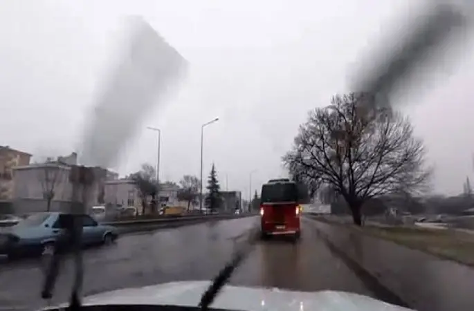 Yağış sonrası çevre yolu ’göle’ döndü, bazı araçlar yolda kaldı
