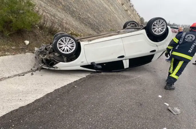 Yağış sonrası kayganlaşan yolda savrulan araç takla attı
