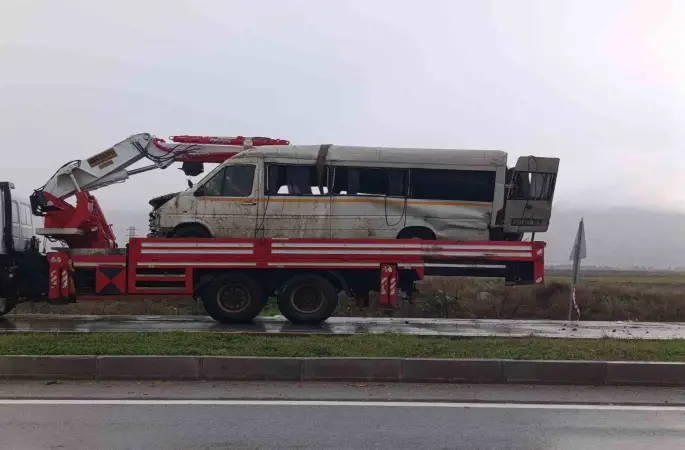 Yağış sonrası kayganlaşan yolda taklalar atan transit hurdaya döndü: 2 yaralı
