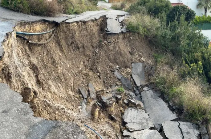 Yağışlar heyelanı tetikledi: Çeşme’de toprak kayması
