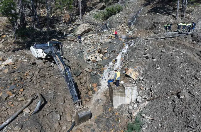 Yağışlarda zarar gören su isale hattı yenileniyor
