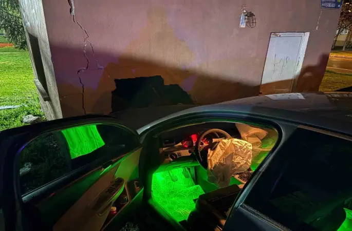 Yağışlı havada kontrolden çıkan otomobil depo duvarına çarptı
