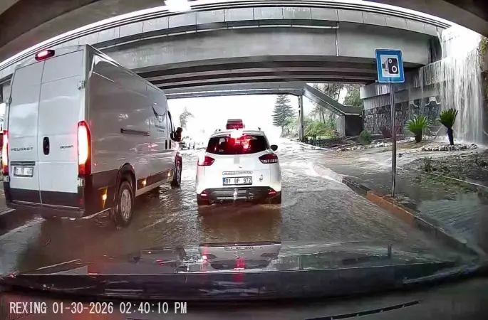 Yağmur, Adana’yı felç etti: Hortum oluştu, araçlar yolda mahsur kaldı
