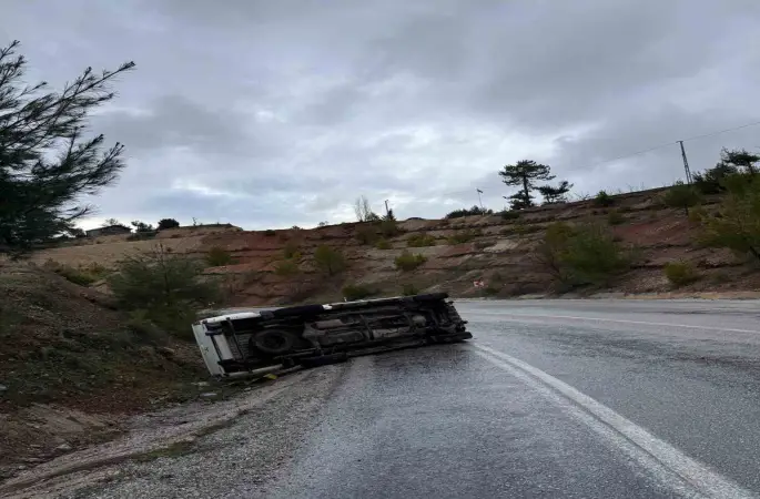 Yağmur sonrası kayganlaşan yolda pikap yan yattı

