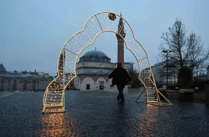Yağmura rağmen dışarıda saf tuttular: 4 asırlık camide bayram namazı kıldılar
