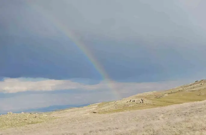 Yağmursuz havada ortaya çıkan gökkuşağı hayran bıraktı
