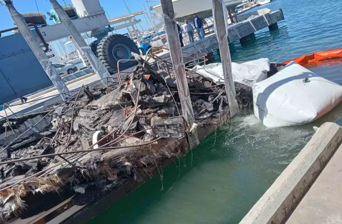 Yanan teknelerin enkazları kaldırılıyor
