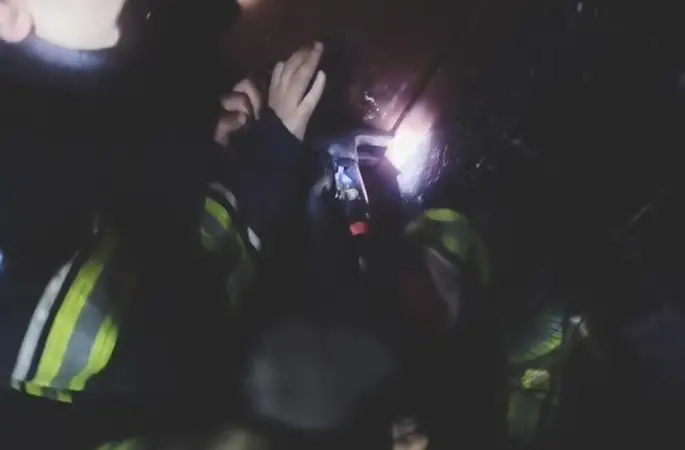 Yangın çıkan toprak evde kısmi çökme meydana geldi
