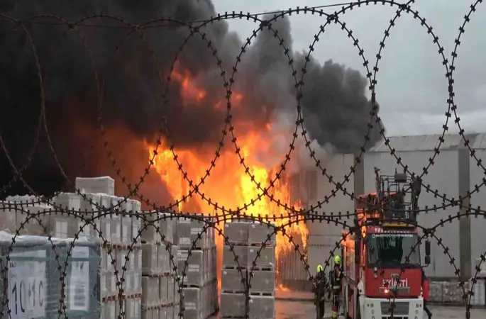 Yapı market deposundaki yangın kontrol altında
