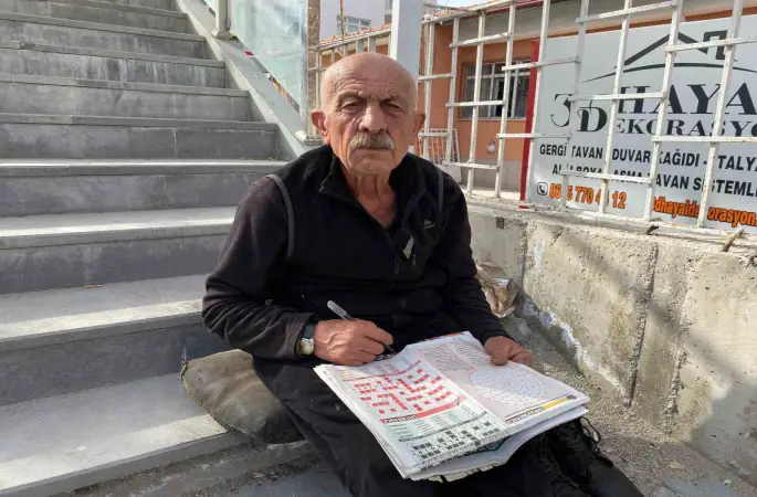 Yarım asırdır her gün bulmaca çözüyor
