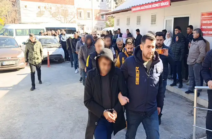 Yasa dışı bahis operasyonunda gözaltına alınan 28 zanlı adliyeye sevk edildi
