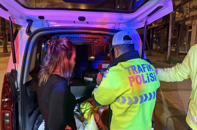 Yasal sınırın üstünde alkollü çıkan aday sürücünün ehliyeti iptal edildi, "Beni çekmeyin avukatım" diyerek kendini savundu
