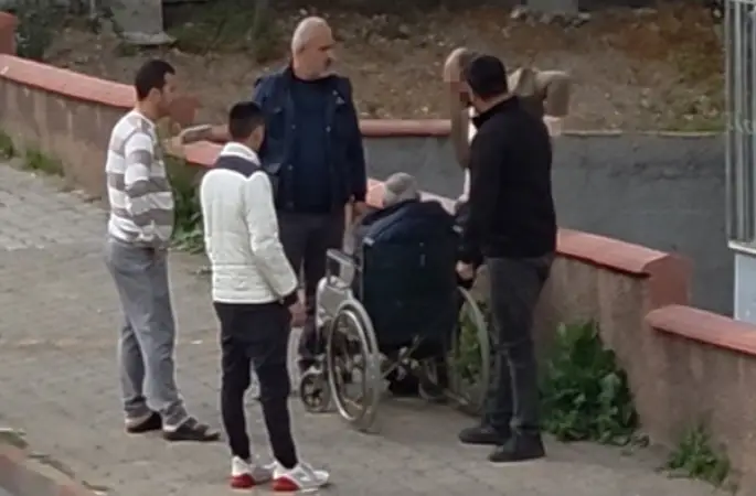 Yaşlı babasına sert çıkan şahıs, yanlış anlaşılınca darp edildi
