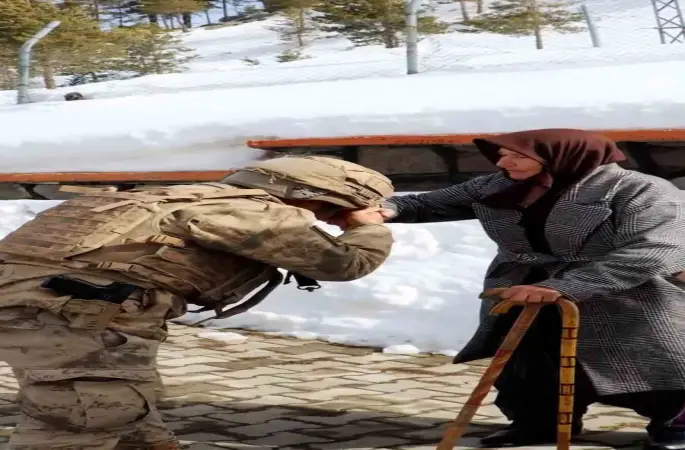 Yaşlı kadın elleriyle ördüğü çorapları iki yıldır Mehmetçiğe gönderiyor
