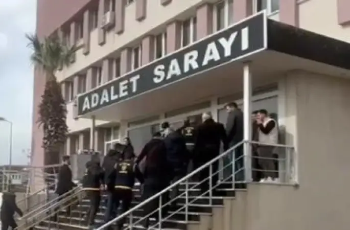 Yaşlı kadını dolandırmak isteyen sahte başkomiser ve sahte savcı gerçek polislere yakalandı
