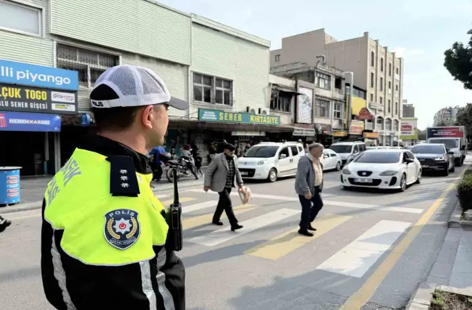 Yayalara yol vermeyen sürücülere ceza kesildi

