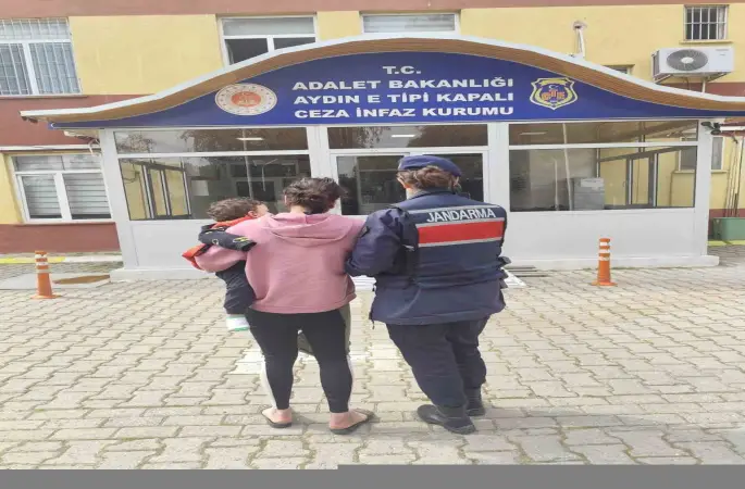 Yedi ayrı suçtan aranıyordu, kucağında bebeğiyle hapse girdi
