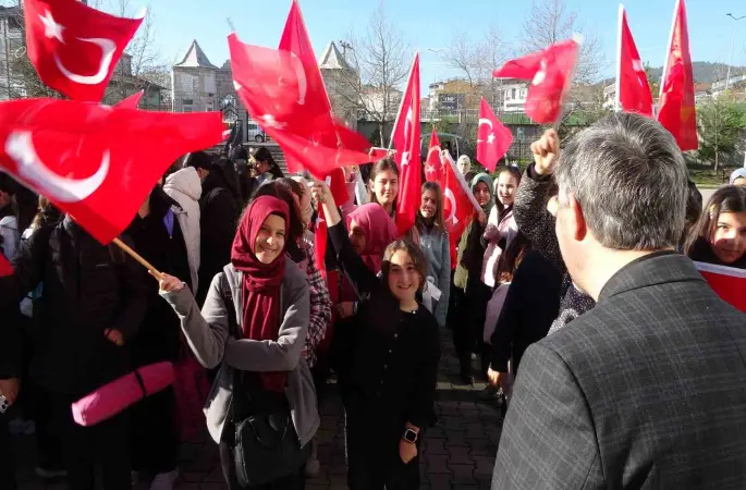 Yeni haftaya bayrak, vatan, milli ve manevi değerler anlatılarak başladı
